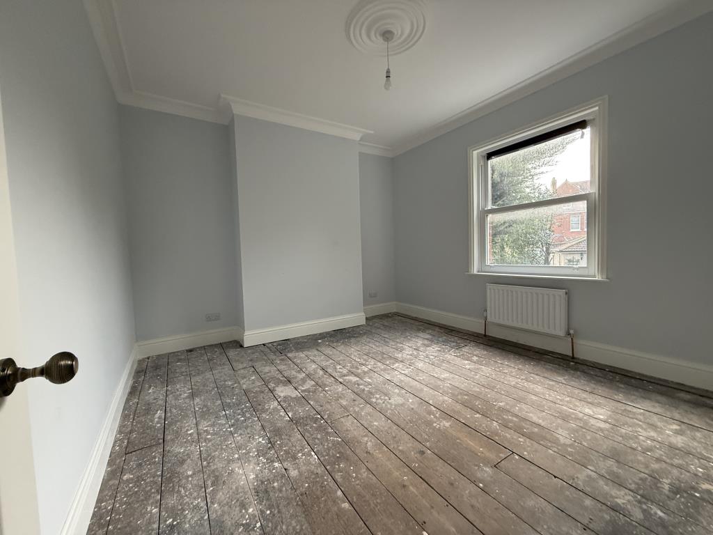 Lot: 116 - FREEHOLD PROPERTY WITH THREE FLATS PARTIALLY CONVERTED - Flat 2 Bedroom